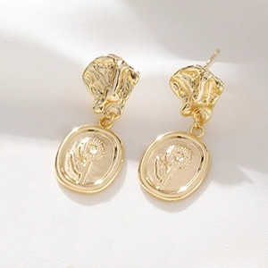 Französische Vintage-Gold-Ohrringe mit Sonnenblumen-Relief und gehämmertem Design
