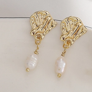 Boucles d'oreilles pendantes en argent 925 et perles baroques sur plat de porcelaine