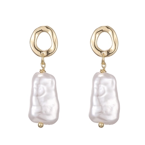 Boucles d'oreilles élégantes en perles baroques dorées avec anneaux texturés irréguliers
