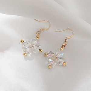 Boucles d'oreilles pendantes en cristal en forme de fleur sur tissu en soie blanche chic