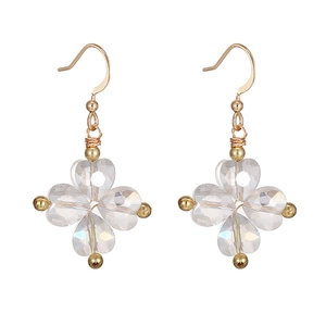 Boucles d'oreilles trèfle à quatre feuilles en cristal de cœur doré sur fond blanc