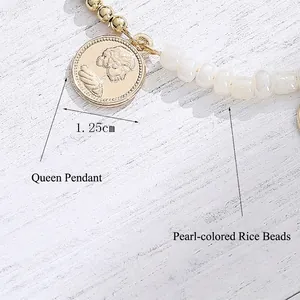 Bracciale stile punk retrò con ciondolo moneta regina dorata e perle bianche su legno