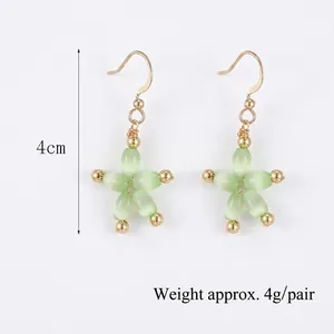 Boucles d'oreilles fleurs en pierre œil de chat vert avec accents dorés de 4 cm