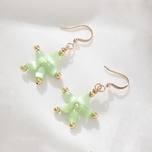 Élégantes boucles d'oreilles fleurs en pierre œil de chat vert sur tissu de soie blanc