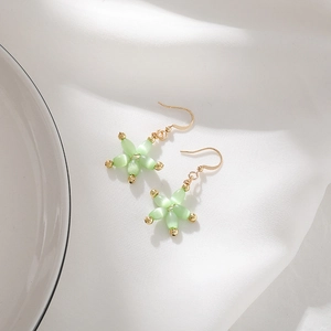 Boucles d'oreilles fleuries faites main en œil de chat vert avec crochets dorés