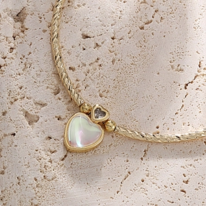 Bracelet doré 14 carats avec pendentif cœur opale irisé et chaîne à maillons torsadés