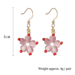 Boucles d'oreilles fleurs en pierre d'oeil de chat rose avec crochets dorés élégants