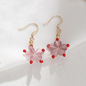 Boucles d'oreilles pendantes fleurs de cerisier en opale rose et fil doré artisanal