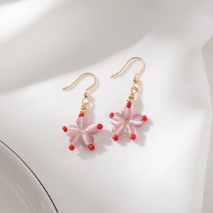Boucles d'oreilles fleur de cerisier en œil de chat rose avec crochets dorés élégants