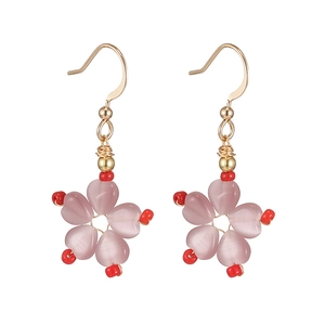 Boucles d'oreilles fleur en pierre œil de chat rose avec crochets dorés et perles