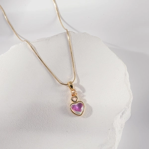 Collier maille serpent dorée avec pendentif cœur opale dégradé violet et petit zircon