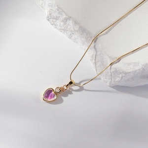 Collier chaîne serpent dorée en acier avec pendentif cœur en opale rose sur pierre