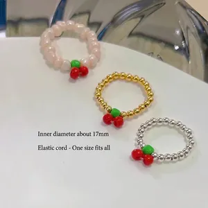 Set di anelli elastici con ciondoli a ciliegia in perle bianche, oro e argento