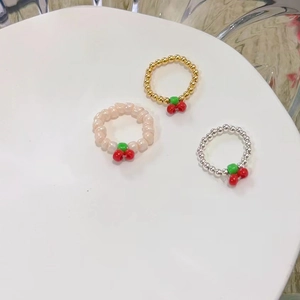 Set di tre anelli con perline e ciondoli a ciliegia in finiture perla e metallo