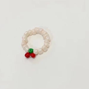 Anello di perle color crema fatto a mano con decorazione a ciliegia rossa e foglia verde