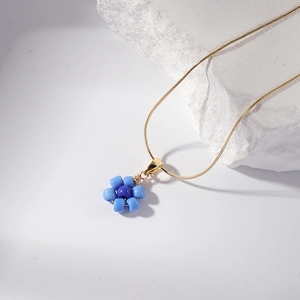 Collier Pendentif Fleur En Perles Bleues Acier Inoxydable Chaîne Serpent Dorée Style Doux Minimaliste Femmes