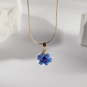 Collier fait main avec pendentif fleur en perles bleues et chaîne serpent dorée