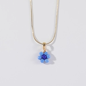 Collier à pendentif fleur avec chaîne serpent dorée et pétales en perles bleues