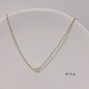 Detail of freshwater pearl necklace with 40+5cm adjustable chain and gold finish