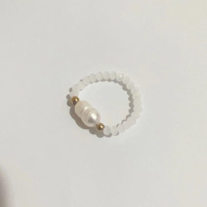 Detail of freshwater baroque pearl elastic ring with gold beads and frosted white beads