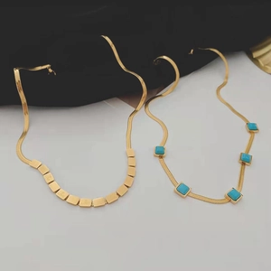 Collane a catena serpente dorata con turchese e ciondoli incisi con scritta LOVE