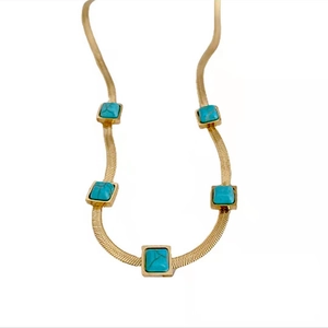 Collana a catena serpente dorata con cinque pietre turchesi quadrate in stile vintage