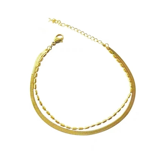 Details einer vergoldeten doppellagigen Schlangenkette mit Karabiner und Verlängerung