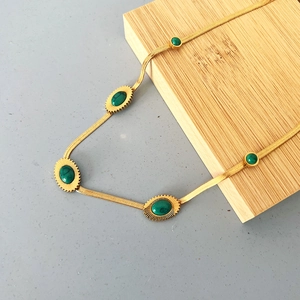Collier maille serpent en titane doré 18 carats avec pierres naturelles vertes incrustées