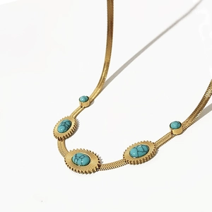 Collier chaîne serpent en or 18 carats avec cinq pierres turquoise aux motifs de marbre
