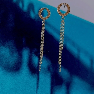 Boucles d'oreilles pompons plaquées or 14K avec texture épi de blé sur fond élégant