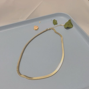 Détail du collier chaîne serpent en acier inoxydable doré avec fermoir ajustable
