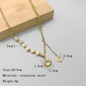 Collier rétro en acier titane doré avec perles d'eau douce et pendentifs soleil et lune