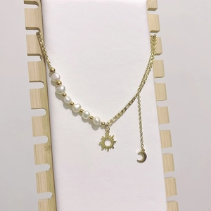 Collier de perles vintage doré avec pendentif soleil évidé et design lune