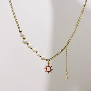Collier rétro en acier titane avec pendentifs soleil lune et sept perles blanches