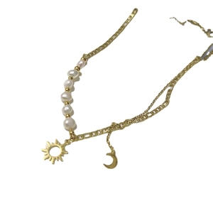 Collier perles soleil et lune en acier titane doré avec design de chaîne à plusieurs niveaux