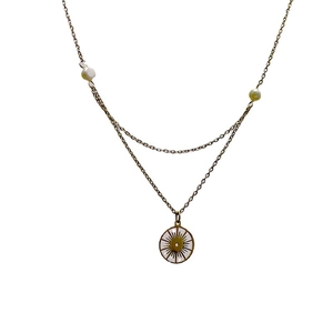 Collier double rang doré orné de perles et d'un pendentif motif soleil rayonnant