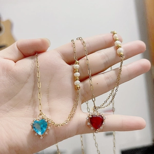 Collier double chaîne dorée avec pendentif cœur en zircon et perles naturelles