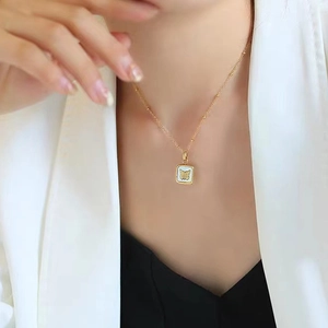 Collana dorata vintage con ciondolo quadrato in madreperla e farfalla su catena a sfere