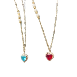 Colliers pendentifs cœur en zircone avec perles et chaînes dorées bleu et rouge