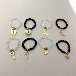 Set van 8 minimalistische kralenringen met ster-, ster, maan en hartvormige hangers in goud