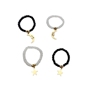 Elastische kralenringen set met maan en ster bedeltjes in zwart en transparant