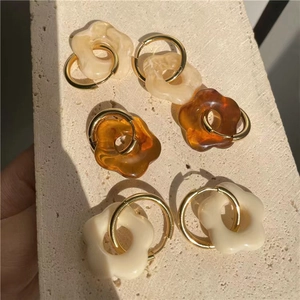 Boucles d'oreilles fleurs en résine marbrée crème et ambre avec anneaux dorés