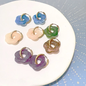 Boucles d'oreilles fleurs en résine aux textures d'encre en cinq coloris variés