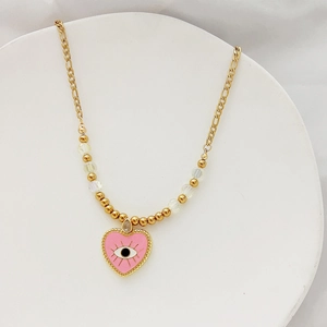 Détail du pendentif cœur rose avec motif œil et chaîne perlée plaquée or 18 carats