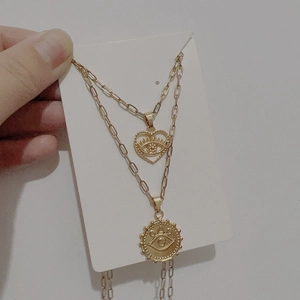 Collana a doppio strato in oro 18k con ciondoli cuore malocchio e moneta incisa