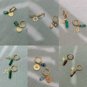 Parure de boucles d'oreilles bohèmes dorées avec pierres naturelles et pendentifs soleil