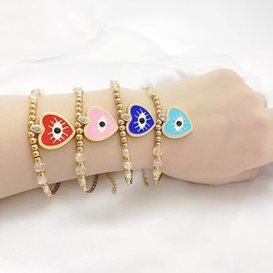 Lot de quatre bracelets cœur mauvais œil plaqués or avec émail coloré et perles cristal