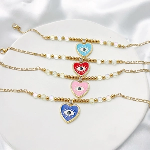 Quatre bracelets cœur œil du diable plaqués or en bleu, rouge et rose sur soie