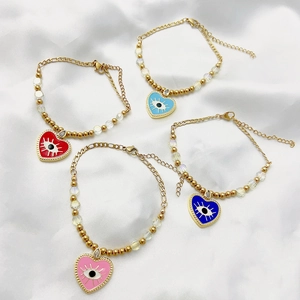 Bracelets cœur en acier titane doré avec breloques œil grec colorées sur satin
