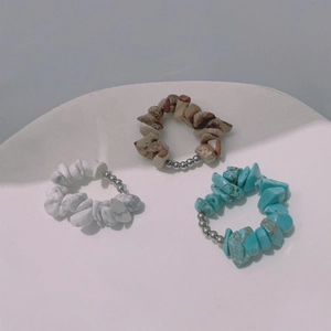 Set de tres anillos bohemios de chips de piedra natural con cuentas de acero inoxidable